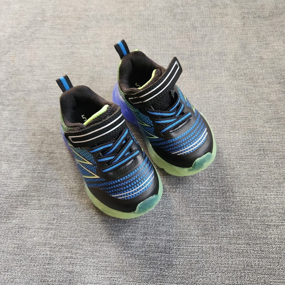 5t baby shoes light up euc